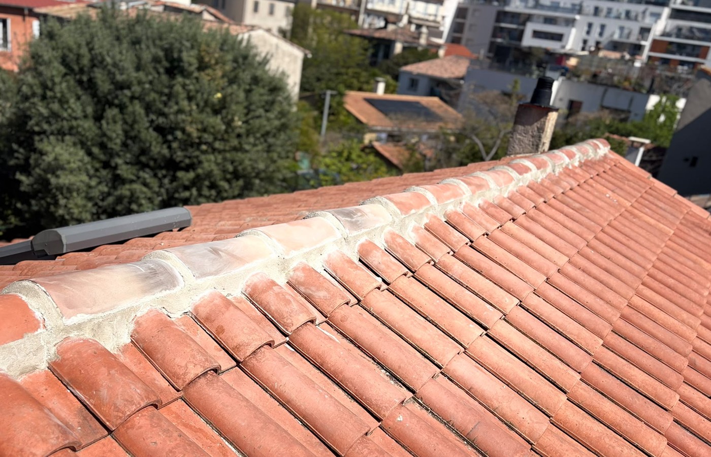 Contrôle d'une toiture en tuiles avec reprise du faîtage