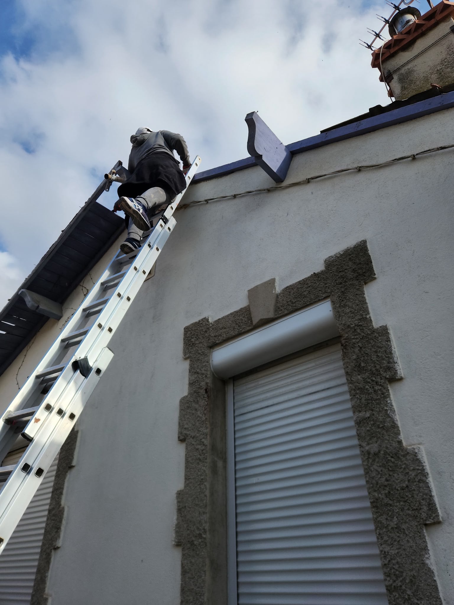 Artisan couvreur intervenant en hauteur