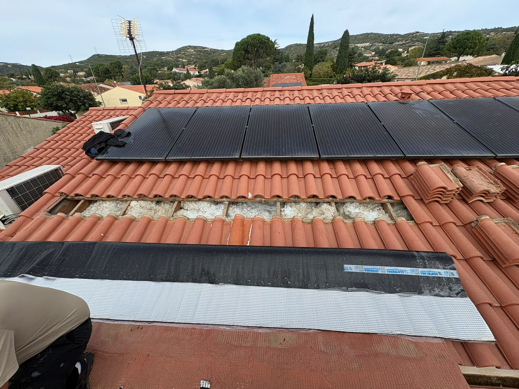 Toiture en tuiles avec panneaux solaires à contrôler